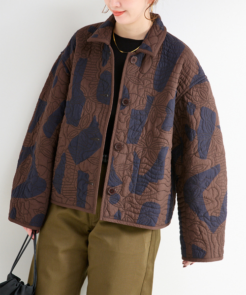 B.C STOCK（ベーセーストック）の「幾何柄リバーシブルキルティングジャケット（その他アウター・レディース・ベージュ/ブラウン・FREE）」の2枚目の写真