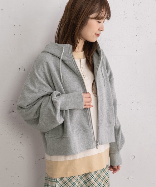 POU DOU DOU（プードゥドゥ）の「ボリューム袖裏毛フーディパーカ（パーカー・レディース・グレー/ブラウン/グリーン・3）」の2枚目の写真
