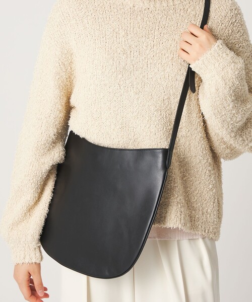NOTHING WRITTEN(ナッシングリトゥン)の「<NOTHING WRITTEN> Flat Round Bag(ショルダーバッグ・レディース・ブラック・FREE)」の2枚目の写真
