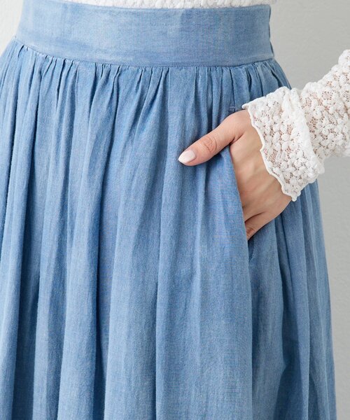 La boutique BonBon（ラブティックボンボン）の「【程よいカジュアル】シアーデニムギャザーロングスカート（デニムスカート・レディース・サックスブルー・PS/38/36）」の16枚目の写真