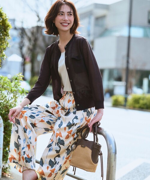 23区(ニジュウサンク)の「カラーリリープリント ワイド パンツ(その他パンツ・レディース・ブラック系5/ベージュ系5・38)」の4枚目の写真