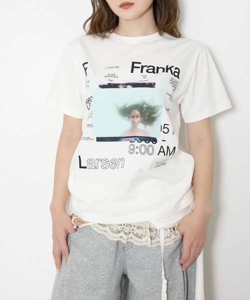 SLY(スライ)の「【SNSで話題!】PHOTO LOGO 2 SIZE T/SH フォトロゴツーサイズTSIZE T/SH フォトロゴツーサイズTシャツ 春服 夏服(Tシャツ/カットソー・レディース・イエロー/杢グレー/ホワイト・1/2)」の2枚目の写真