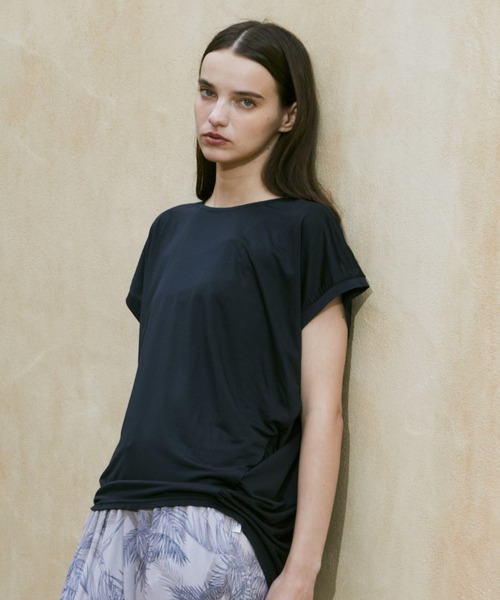 Julier Yoga and Relax（ジュリエヨガアンドリラックス）の「Julier マイクロ天竺ドレープトップス（Tシャツ/カットソー・レディース・ブラック/ホワイト/ライトブルーグレー・FREE）」の4枚目の写真