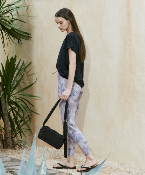 Julier Yoga and Relax（ジュリエヨガアンドリラックス）の「Julier マイクロ天竺ドレープトップス（Tシャツ/カットソー・レディース・ブラック/ホワイト/ライトブルーグレー・FREE）」の7枚目の写真