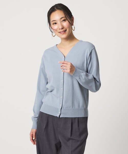 A DAY IN THE LIFE UNITED ARROWS（アデイインザライフユナイテッドアローズ）の「フェイクパールボタン 2WAY Vネックニット ‐ウォッシャブル‐＜A DAY IN THE LIFE＞（ニット/セーター・レディース・ネイビー/ライトグレー/ライトブルー/オリーブ・FREE）」の3枚目の写真