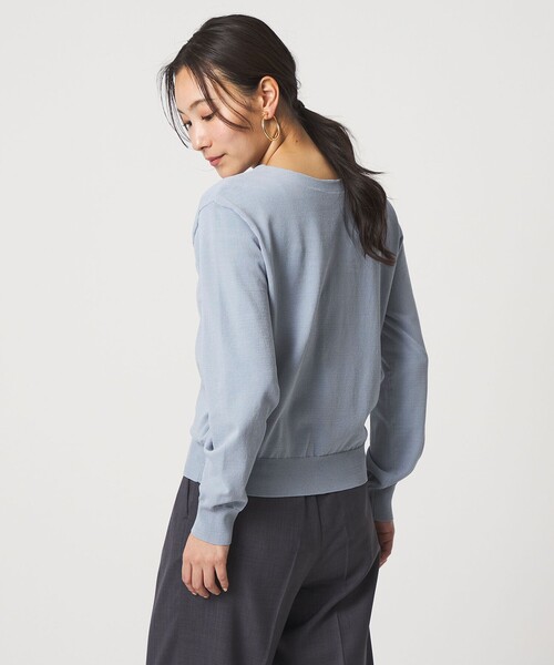 A DAY IN THE LIFE UNITED ARROWS（アデイインザライフユナイテッドアローズ）の「フェイクパールボタン 2WAY Vネックニット ‐ウォッシャブル‐＜A DAY IN THE LIFE＞（ニット/セーター・レディース・ネイビー/ライトグレー/ライトブルー/オリーブ・FREE）」の5枚目の写真
