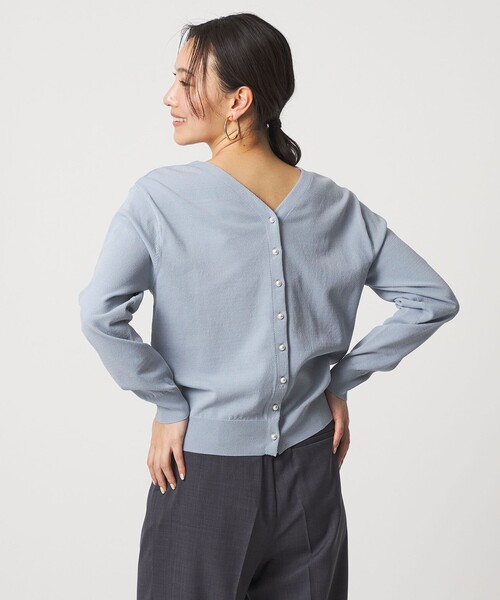 A DAY IN THE LIFE UNITED ARROWS（アデイインザライフユナイテッドアローズ）の「フェイクパールボタン 2WAY Vネックニット ‐ウォッシャブル‐＜A DAY IN THE LIFE＞（ニット/セーター・レディース・ネイビー/ライトグレー/ライトブルー/オリーブ・FREE）」の9枚目の写真