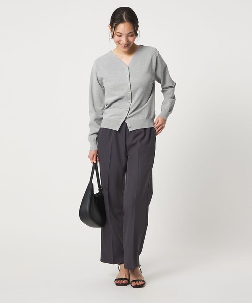 A DAY IN THE LIFE UNITED ARROWS（アデイインザライフユナイテッドアローズ）の「フェイクパールボタン 2WAY Vネックニット ‐ウォッシャブル‐＜A DAY IN THE LIFE＞（ニット/セーター・レディース・ネイビー/ライトグレー/ライトブルー/オリーブ・FREE）」の11枚目の写真