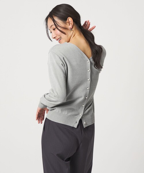 A DAY IN THE LIFE UNITED ARROWS（アデイインザライフユナイテッドアローズ）の「フェイクパールボタン 2WAY Vネックニット ‐ウォッシャブル‐＜A DAY IN THE LIFE＞（ニット/セーター・レディース・ネイビー/ライトグレー/ライトブルー/オリーブ・FREE）」の14枚目の写真