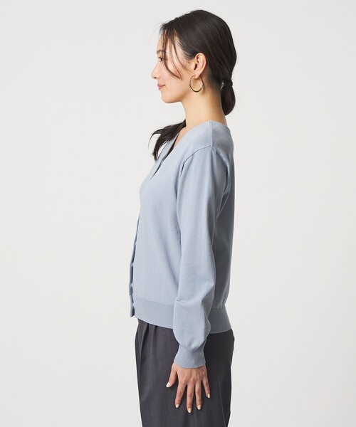 A DAY IN THE LIFE UNITED ARROWS（アデイインザライフユナイテッドアローズ）の「フェイクパールボタン 2WAY Vネックニット ‐ウォッシャブル‐＜A DAY IN THE LIFE＞（ニット/セーター・レディース・ネイビー/ライトグレー/ライトブルー/オリーブ・FREE）」の16枚目の写真