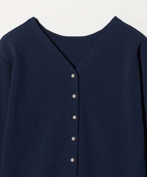 A DAY IN THE LIFE UNITED ARROWS（アデイインザライフユナイテッドアローズ）の「フェイクパールボタン 2WAY Vネックニット ‐ウォッシャブル‐＜A DAY IN THE LIFE＞（ニット/セーター・レディース・ネイビー/ライトグレー/ライトブルー/オリーブ・FREE）」の19枚目の写真