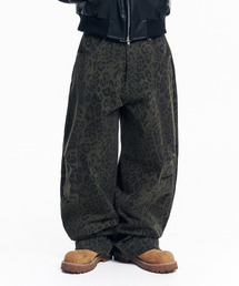 EASY NO EASY（イージーノーイージー）の「カーブドレオパードパンツ - カーキ（その他パンツ）」