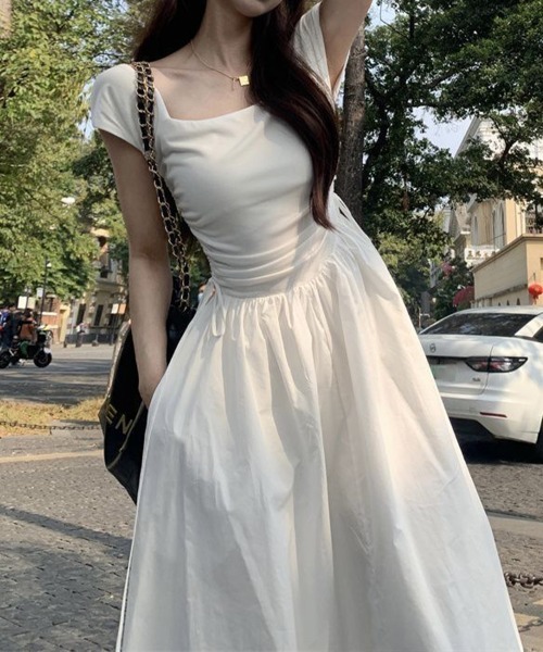 SallyLunn(サリーラン)の「スクエアネックハイウエストギャザーワンピース(ワンピース・レディース・ホワイト・MEDIUM/LARGE)」の4枚目の写真