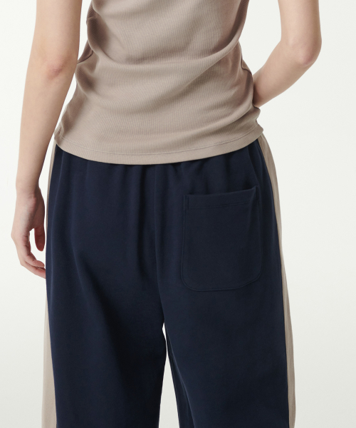 MUSINSA STANDARD WOMAN（ムシンサスタンダードウーマン）の「ウィメンズサイドパネルラウンジスウェットパンツ[ネイビー/グレイッシュベージュ]（スウェットパンツ・レディース・その他・SMALL/MEDIUM/LARGE/X-SMALL）」の5枚目の写真