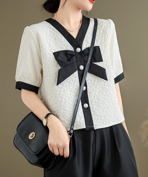 AMAJI(アマジ)の「ビッグリボン バイカラートップス/ パールボタン / ジャガード / 半袖 / モード / 2026 SS(Tシャツ/カットソー・レディース・ホワイト/ブラック・X-LARGE/LARGE/MEDIUM)」の3枚目の写真