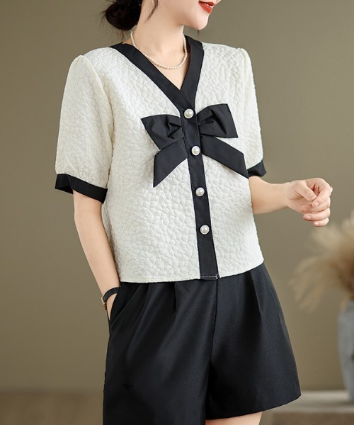 AMAJI(アマジ)の「ビッグリボン バイカラートップス/ パールボタン / ジャガード / 半袖 / モード / 2026 SS(Tシャツ/カットソー・レディース・ホワイト/ブラック・X-LARGE/LARGE/MEDIUM)」の6枚目の写真
