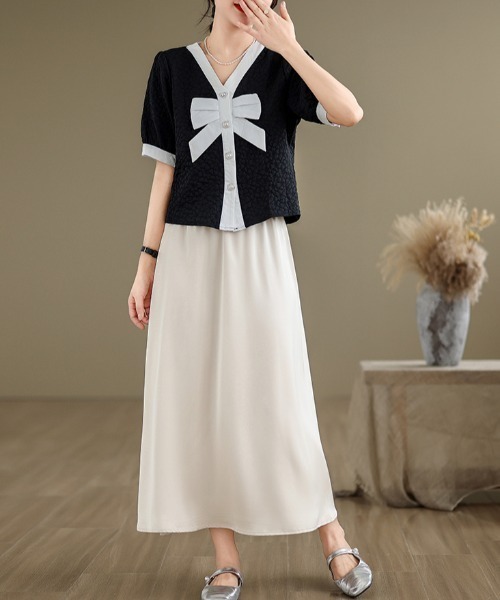 AMAJI(アマジ)の「ビッグリボン バイカラートップス/ パールボタン / ジャガード / 半袖 / モード / 2026 SS(Tシャツ/カットソー・レディース・ホワイト/ブラック・X-LARGE/LARGE/MEDIUM)」の7枚目の写真