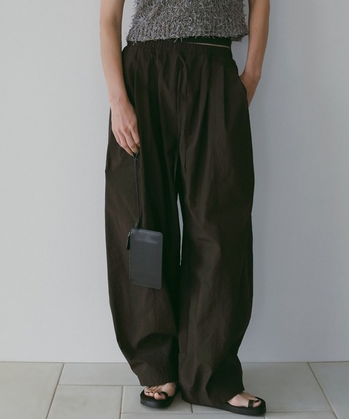 anuke(アンヌーク)の「Volumetuck Cocoon Pants(その他パンツ・レディース・ブラック/ホワイト/ブラウン/ピンク・36inch/38inch)」の3枚目の写真