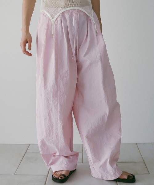 anuke(アンヌーク)の「Volumetuck Cocoon Pants(その他パンツ・レディース・ブラック/ホワイト/ブラウン/ピンク・36inch/38inch)」の4枚目の写真