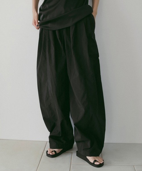 anuke(アンヌーク)の「Volumetuck Cocoon Pants(その他パンツ・レディース・ブラック/ホワイト/ブラウン/ピンク・36inch/38inch)」の2枚目の写真