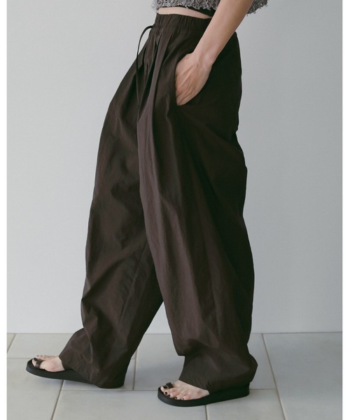anuke(アンヌーク)の「Volumetuck Cocoon Pants(その他パンツ・レディース・ブラック/ホワイト/ブラウン/ピンク・36inch/38inch)」の13枚目の写真
