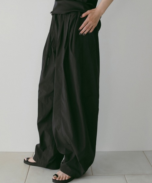 anuke(アンヌーク)の「Volumetuck Cocoon Pants(その他パンツ・レディース・ブラック/ホワイト/ブラウン/ピンク・36inch/38inch)」の11枚目の写真