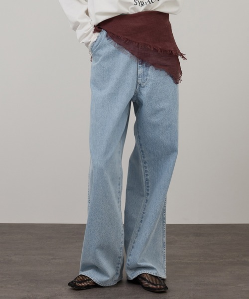 KURO(クロ)の「【KURO for SALON(クロ)】別注EASY TUCK DENIM LIGHT INDIGO / デニムパンツ(デニムパンツ・レディース・サックスブルー・1/0)」の2枚目の写真