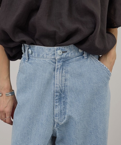 KURO(クロ)の「【KURO for SALON(クロ)】別注EASY TUCK DENIM LIGHT INDIGO / デニムパンツ(デニムパンツ・レディース・サックスブルー・1/0)」の10枚目の写真