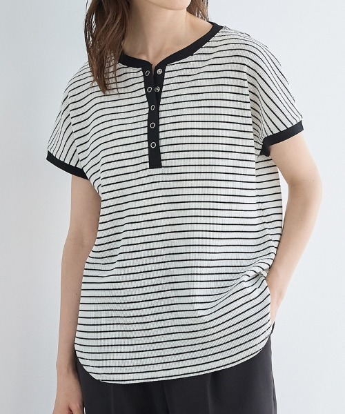 Honeys(ハニーズ)の「ヘンリーネックトップス(Tシャツ/カットソー・レディース・ベージュ系その他2/スミクロ/ホワイト×ブラック/オートミール/レッド/サックスブルー・L/LL/M)」の1枚目の写真