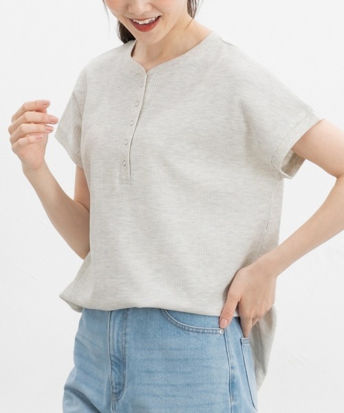 Honeys(ハニーズ)の「ヘンリーネックトップス(Tシャツ/カットソー・レディース・ベージュ系その他2/スミクロ/ホワイト×ブラック/オートミール/レッド/サックスブルー・L/LL/M)」の3枚目の写真