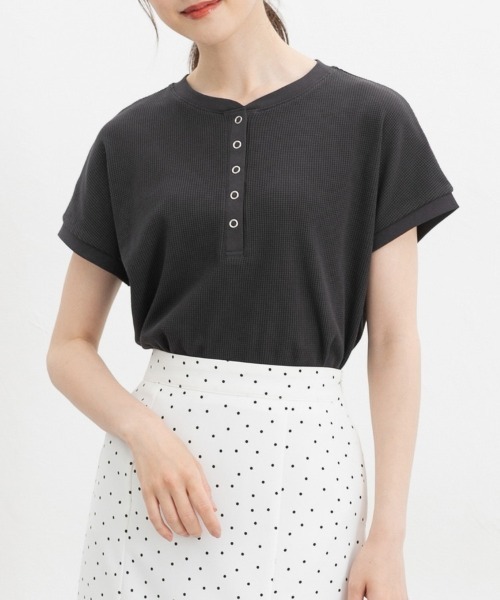 Honeys(ハニーズ)の「ヘンリーネックトップス(Tシャツ/カットソー・レディース・ベージュ系その他2/スミクロ/ホワイト×ブラック/オートミール/レッド/サックスブルー・L/LL/M)」の2枚目の写真