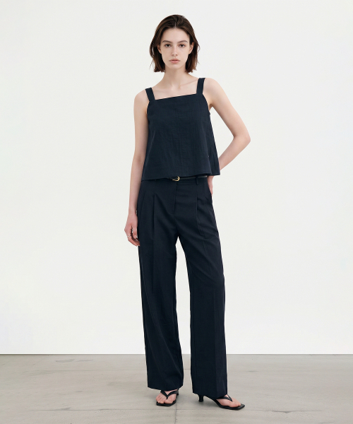 LOOKAST(ルックキャスト)の「ミレル タックディテールスリーブレスタップ_ネイビー / MIRELLE TUCKED SLEEVELESS TOP_NAVY(シャツ/ブラウス・レディース・ネイビー・SMALL/MEDIUM)」の2枚目の写真