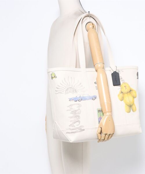 COACH(コーチ)の「ユーティリティー トート・スケッチ プリント(トートバッグ・メンズ・ホワイト系その他・ONE)」の5枚目の写真