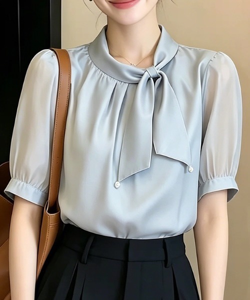 AMAJI（アマジ）の「ボウタイ リボン付き 半袖ブラウス（シャツ/ブラウス・レディース・ライトブルー・SMALL/MEDIUM/LARGE/X-LARGE）」の2枚目の写真