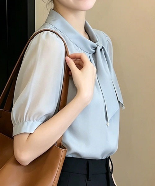 AMAJI（アマジ）の「ボウタイ リボン付き 半袖ブラウス（シャツ/ブラウス・レディース・ライトブルー・SMALL/MEDIUM/LARGE/X-LARGE）」の3枚目の写真