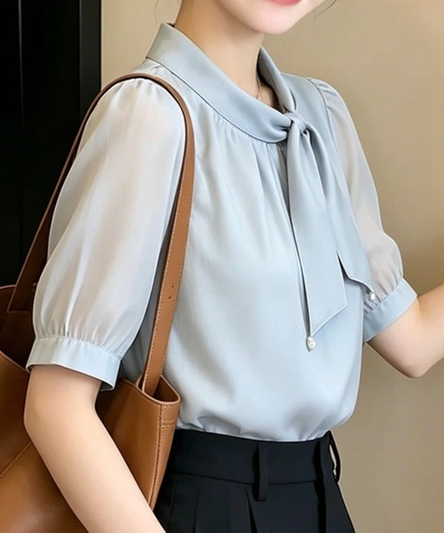 AMAJI（アマジ）の「ボウタイ リボン付き 半袖ブラウス（シャツ/ブラウス・レディース・ライトブルー・SMALL/MEDIUM/LARGE/X-LARGE）」の4枚目の写真
