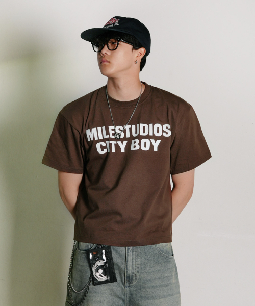 THE MILE(ザマイル)の「マイルススタジオ シティボーイ クロップクルーネック_DARK BROWN(Tシャツ/カットソー・メンズ・その他・X-LARGE/SMALL/MEDIUM/LARGE)」の1枚目の写真
