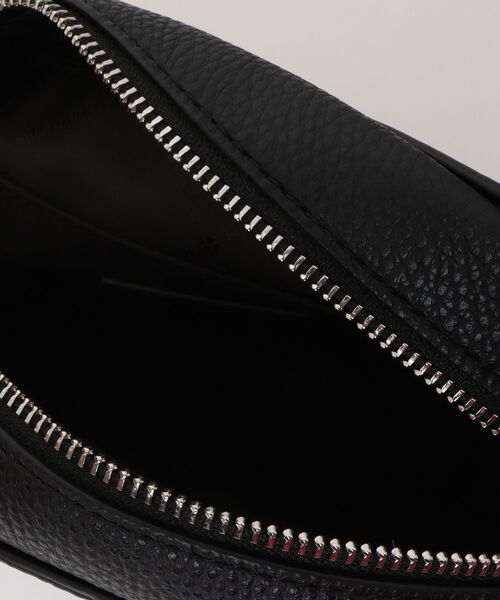 MICHAEL KORS(マイケルコース)の「ASHTON カメラ クロスボディバッグ エクストラスモール(ショルダーバッグ・レディース・ブラック・FREE)」の4枚目の写真