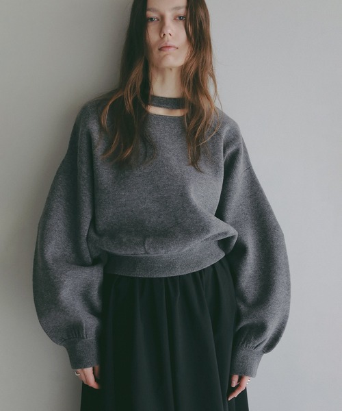 MANOF(マノフ)の「MOON SLASH NECK KNIT(ニット/セーター・レディース・ホワイト/ブラック/グレー/ブルー・F)」の3枚目の写真