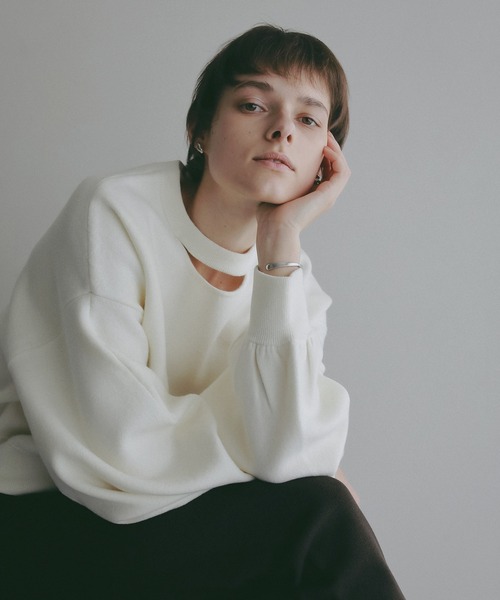 MANOF(マノフ)の「MOON SLASH NECK KNIT(ニット/セーター・レディース・ホワイト/ブラック/グレー/ブルー・F)」の2枚目の写真