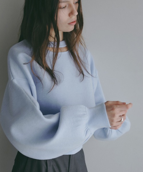 MANOF(マノフ)の「MOON SLASH NECK KNIT(ニット/セーター・レディース・ホワイト/ブラック/グレー/ブルー・F)」の4枚目の写真