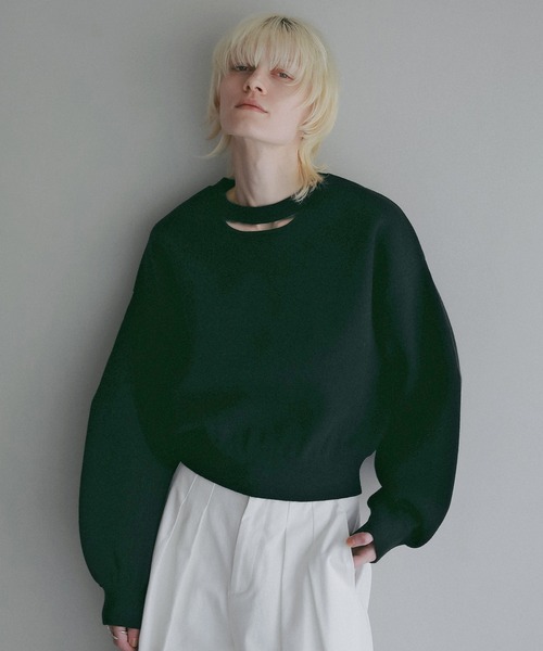 MANOF(マノフ)の「MOON SLASH NECK KNIT(ニット/セーター・レディース・ホワイト/ブラック/グレー/ブルー・F)」の1枚目の写真