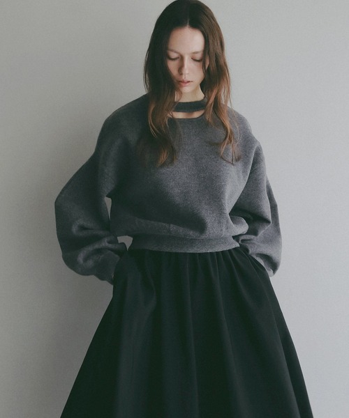 MANOF(マノフ)の「MOON SLASH NECK KNIT(ニット/セーター・レディース・ホワイト/ブラック/グレー/ブルー・F)」の9枚目の写真