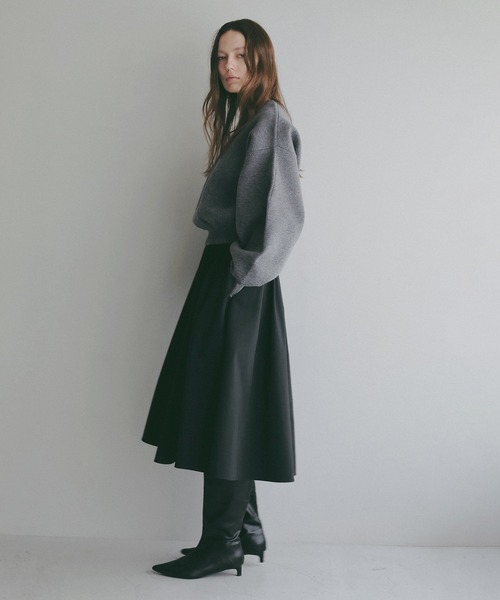 MANOF(マノフ)の「MOON SLASH NECK KNIT(ニット/セーター・レディース・ホワイト/ブラック/グレー/ブルー・F)」の10枚目の写真