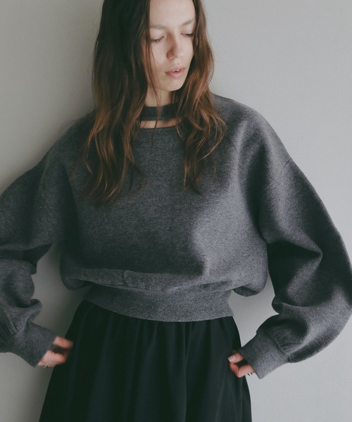 MANOF(マノフ)の「MOON SLASH NECK KNIT(ニット/セーター・レディース・ホワイト/ブラック/グレー/ブルー・F)」の8枚目の写真