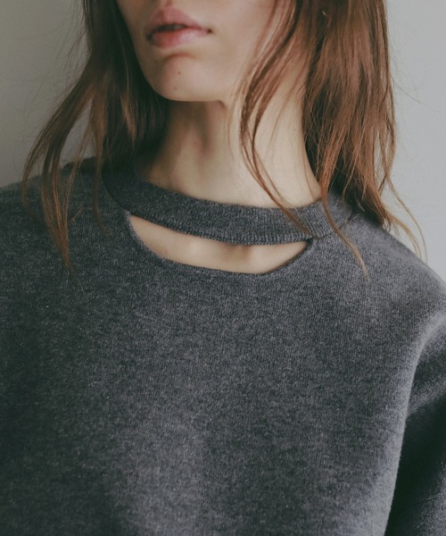 MANOF(マノフ)の「MOON SLASH NECK KNIT(ニット/セーター・レディース・ホワイト/ブラック/グレー/ブルー・F)」の13枚目の写真
