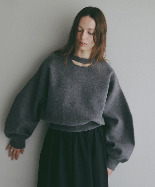 MANOF(マノフ)の「MOON SLASH NECK KNIT(ニット/セーター・レディース・ホワイト/ブラック/グレー/ブルー・F)」の6枚目の写真