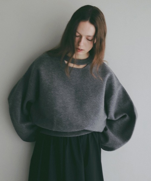 MANOF(マノフ)の「MOON SLASH NECK KNIT(ニット/セーター・レディース・ホワイト/ブラック/グレー/ブルー・F)」の7枚目の写真