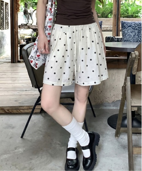 &soiree(アンドソワレ)の「切り替えタック入りドット柄イージーハーフパンツ(その他パンツ・レディース・ホワイト・MEDIUM/LARGE/X-LARGE/SMALL)」の1枚目の写真