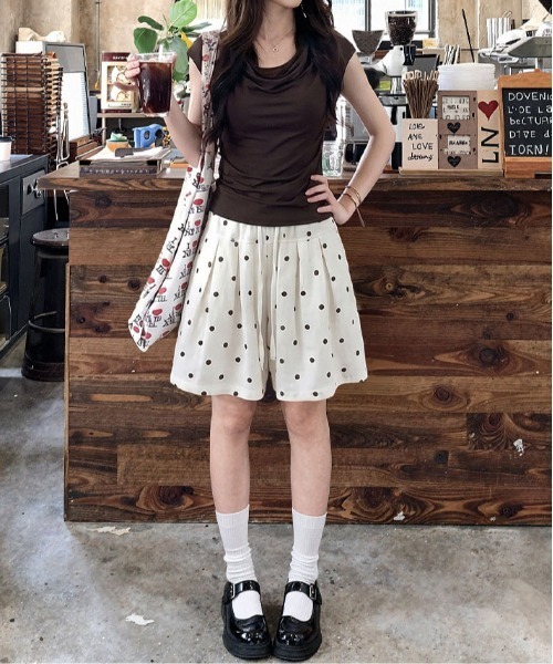 &soiree(アンドソワレ)の「切り替えタック入りドット柄イージーハーフパンツ(その他パンツ・レディース・ホワイト・MEDIUM/LARGE/X-LARGE/SMALL)」の2枚目の写真